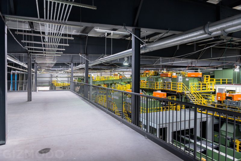 Illustration for article titled A Tour of the Largest Commingled Recycling Plant in the U.S.